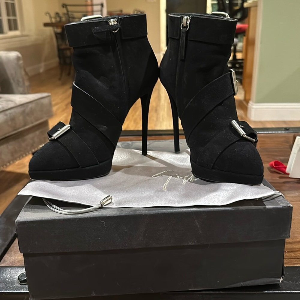 EUC Giuseppe Zanotti Emy suede for platform buckle booties 39.5